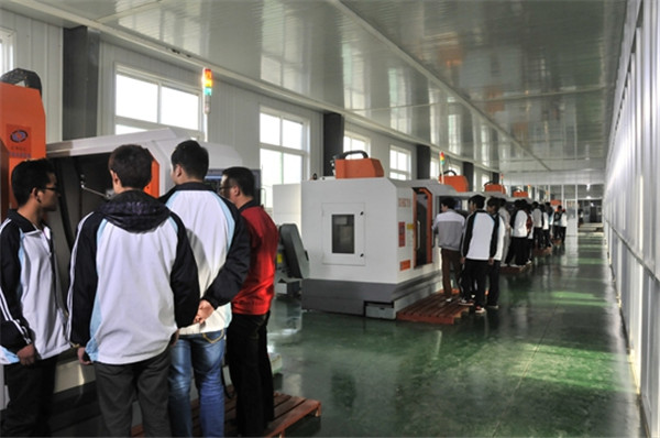 图片3数控加工中心实训区.jpg