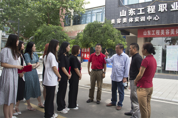 校领导赛后进行指导.jpg