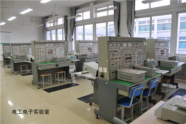 电工电子实验室.JPG
