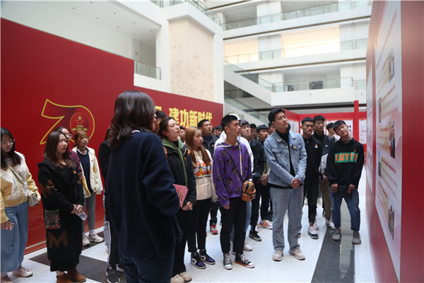 10月25日参观侨联展 (6).JPG