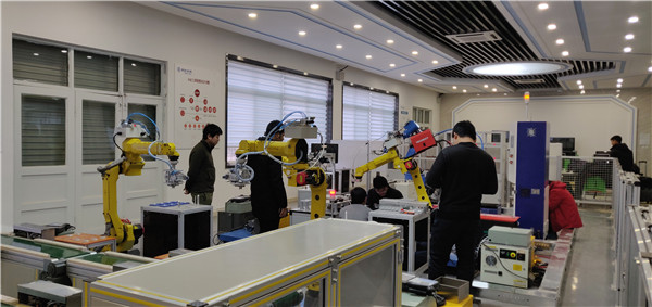 此图为2019年1月在山东工程职业技术大学-工业机器人实训中心校企教师共同组装工业机器人生产线场景.jpg