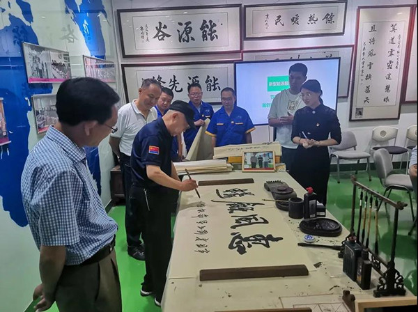 艺术家现场挥毫2_副本.jpg