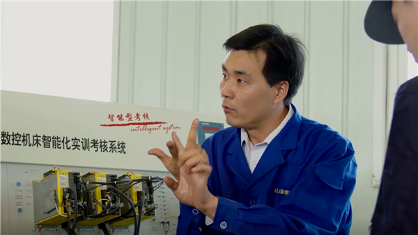 山东省技能名师郑健在指导学生实训.png
