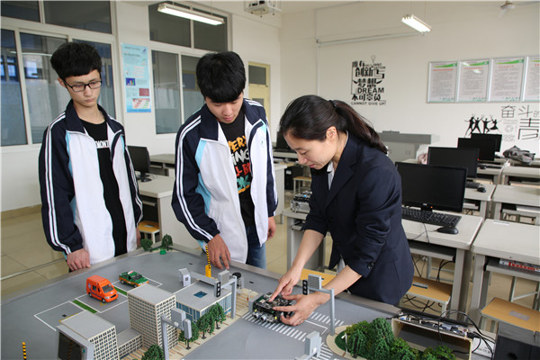 老师指导学生实训2E3A0309.jpg