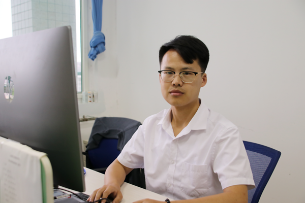 杨校.png